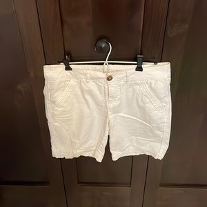Womens white Maurice’s shorts size 7/8